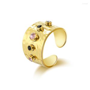 Bagues de mariage Beat Texture incrustée de pierre colorée en acier inoxydable pour femmes, Design de mode plaqué or, anneau ouvert ajouré