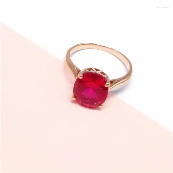 Anneaux de mariage Classic Design Light Luxury plaqué Gol rose incrusté Ruby ovale pour les femmes Bijoux de fiançailles réglables