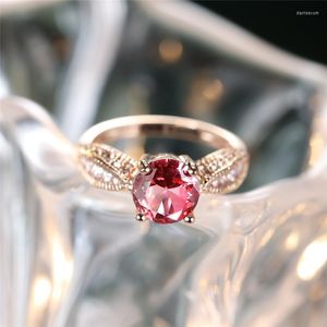 Wedding Rings Classic Four Claw Round Stone Ring Pink Geel Zirkoon Betrokkenheid Boho Gold kleur voor vrouwen Minimalistische sieraden