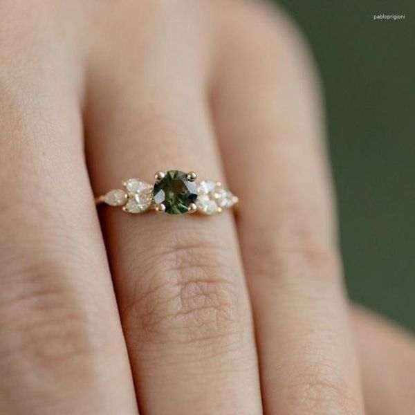 Anneaux de mariage Classic Gold Colors Ring pour les femmes magnifiques métaux verts verts pierres incrustées de fleurs bijoux de fiançailles