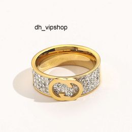 Anillos de boda Joyería de lujo clásica Anillos de diseñador Las mujeres aman los suministros de boda Anillo de acero inoxidable chapado en oro de 18 quilates Anillo de dedo fino al por mayor ZG1308 superior