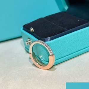 Trouwringen Klassieke trendy luxe designer diamanten ringen voor dames Kleurscheiding Mode en prachtige beugelslot Trendband Eenvoudig Ottlx