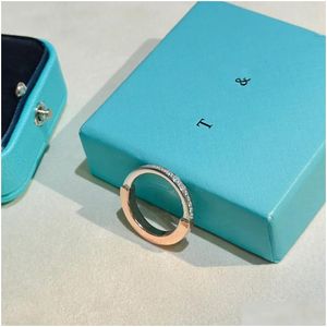 Wedding Rings Classic Trendy Luxury Designer Diamond For Women Color Separation Fashion en Prachtige U-Lock Trend Band Simple Jewel OTBFY