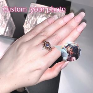 Trouwringen Crystal Crown Po Aangepaste afbeelding Ring met uw foto Familie Geheugen Huisdier Gepersonaliseerde Projectie Valentijnsdag Cadeau 231030