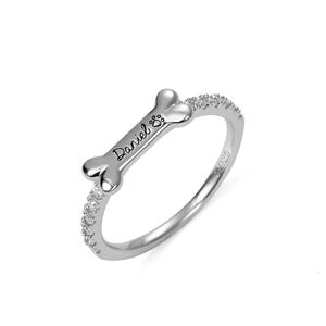 Trouwringen Aangepaste huisdiernaamring Gravure Woord Mooie pootafdruk Kopermateriaal Hond Baby Botvorm Ring Mannen Vrouwen Geschenk Sieraden Accessoire 231215