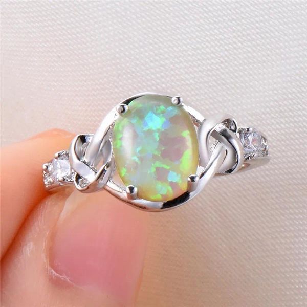 Bagues de mariage mignonnes femelles feuilles de feu d'opale en pierre de pierre élégante bijoux ovale pour les femmes