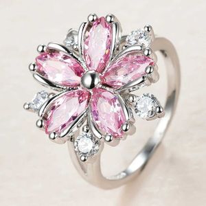 Trouwringen schattige roze kristallen stenen ring voor vrouwen charmante zilveren dunne bruiloft Geschikte dagelijkse bruid bloem zirkonia verloving Q240511