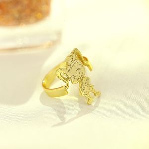 Trouwringen Sierlijke Cartoon Ring Aangepaste Cartoon Karakter Gegraveerde Naam Gouden Paar Ringen Roestvrij Staal Heren Dames Mode-sieraden Cadeau 230901