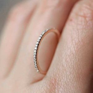 Wedding Rings Engaged Dames Dunne Ring Micro Pave Zirkoon Crystal Prototype Girl Fashion Sieraden Volledige grootte Groothandel R133 Q240511