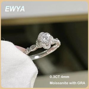 Wedding Rings Ewya Real D Color 03ct 4mm voor vrouwen Girls Fijne sieraden S925 Silver Pass Diamond Testring Bloemband 230816