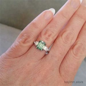 Wedding Rings Exquise Charm Princess Cut Rings For Women Silver Color Metal ingelegde groene witte Zicron Stones Ring Wedding Sieraden