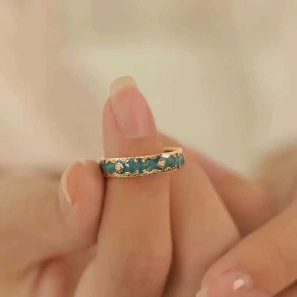 Bagues de mariage exquise conception verte émail anneaux rétro esthétique de couleur dorée en métal émail motif de processus anneaux bijoux