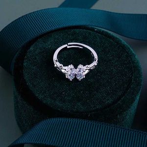 Anillos de boda de cuatro hojas Anillo de diamante artificial para mujeres con diseño de nicho de retención de color Light Light Luxury
