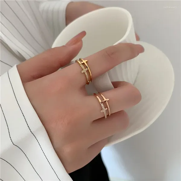 Anillos de boda Anillo cruzado hueco para mujeres Moda coreana Micro-incrustado Zircon Dainty Rose Chapado en oro Accesorios de acero inoxidable Joyería