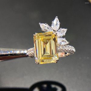 Anillos de boda Huitan Llegada Mujeres de lujo Cubic Zirconia Bling Geométrico Cuadrado Amarillo CZ Anillo Fiesta Estética Señora Joyería