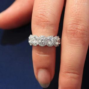 Anneaux de mariage Huitan Eternity Promise Ring pour femmes entièrement pavées CZ pierre de luxe fiançailles femme couleur argent bijoux classiques