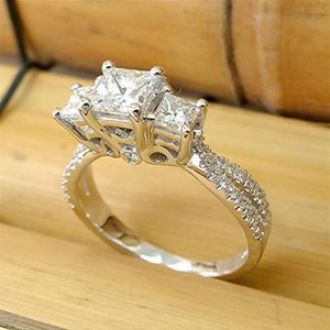 Wedding Rings Huitan Fancy Princess Square CZ Crystal For Women Luxury Engagement Sieraden Mode gecontracteerd vrouwelijke vinger230m