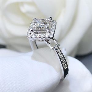 Trouwringen Huitan Fashion Women Ring Luxury Crystal Cubic Zirconia Silver Color Engagement Accessoires Statement Sieraden Bulk