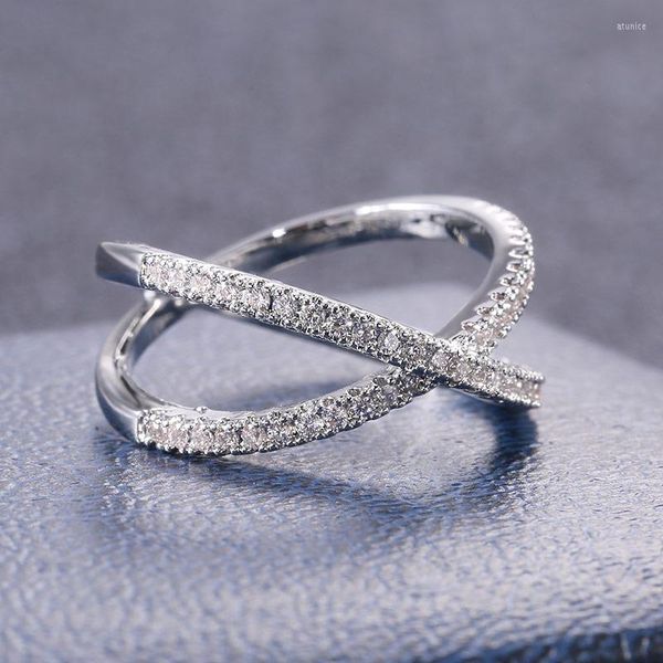 Anneaux de mariage Huitan luxe croix X forme femmes bague de fiançailles entièrement pavée CZ pierre couleur argent élégant simple femme bijoux