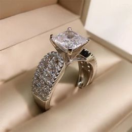 Anillos de boda Huitan Square Cubic Zirconia Ceremonia de mujer Fiesta nupcial Joyería de dedo de moda de lujo al por mayor a granel