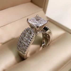 Anneaux de mariage Huitan carré cubique zircone femmes cérémonie fête mariée luxe mode doigt bijoux en gros en vrac