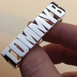 Anillos de boda KristenCo Nombre personalizado Anillos Personalidad de oro Anillo de Hip Hop Uno/Dos/Tres dedos Hombres Moda Punk Letra Anillo Regalos 231124