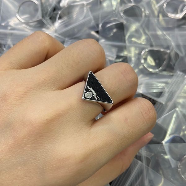 Anneaux de mariage Bague lettre triangle inversé Métal blanc et noir tempérament punk street shot maître simple femme PR1 --01 Bijoux fête Saint Valentin Cadeaux