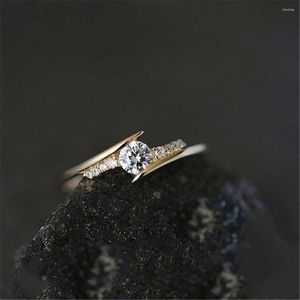 Anneaux de mariage Loredana Luxury Jewelry Brand White Zircon Copper Ring avec un style unique à une rangée convient à l'engagement des femmes