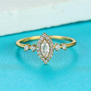 Trouwringen Luxe vrouwelijke witte kristallen stenen ring geel goud dun voor vrouwen vintage bruidsblad verloving
