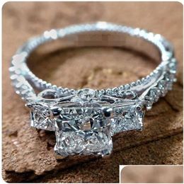 Anneaux de mariage Bijoux de luxe faits à la main réel 925 Sterling Sier Trois Pierre Princesse Coupe Topaze Blanche CZ Diamant Pierres Précieuses Éternité Femmes Dhqua