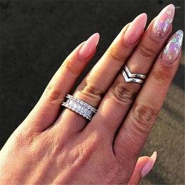 Anillos de boda de lujo Color plata Baguette corte Zirconia anillo de banda de eternidad para mujeres regalo de Navidad joyería de dedo