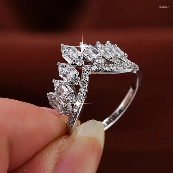 Anneaux de mariage de luxe à la mode plaqué argent couronne de fiançailles pour les femmes brillent minuscule CZ pierre incrustée bijoux de mode cadeaux de fête