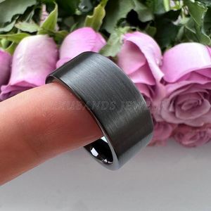 Wedding Rings Men 10mm 12 mm Zwart Tungsten Carbide voor Wemen Pipe Cut Engagement Bands Borstelig afwerking Comfort Fit