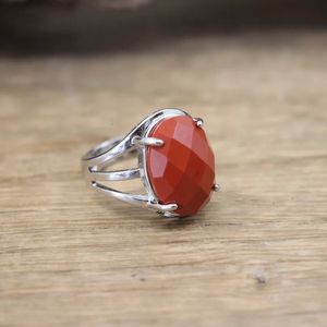 Anneaux de mariage Multifacettes Ovale Cabochon Rouge Jaspers Bague Guérison Pierre Améthystes Onxy Argenté Redimensionnable Bague Bijoux De Mode QC4033 230928