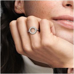 Anneaux de mariage Nouvelle marque 100% 925 Sterling Sier Rose Gold Sparkling Halo Ring avec des pierres de zircone cubiques pour les femmes anneaux de mariage Fashi Dhzyt