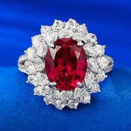 Anneaux de mariage Nouveau S925 Silver Pigeon Blood Red Imitation Diamond 8 * 10 Ring Oval Set Flower Cluster Q240514