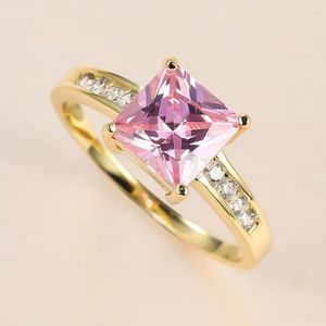 Anneaux de mariage Princesse Cut Square pour femmes Couleur Or Mignon Rose Zircon Pierre Simple Bague de Fiançailles Bijoux CZ