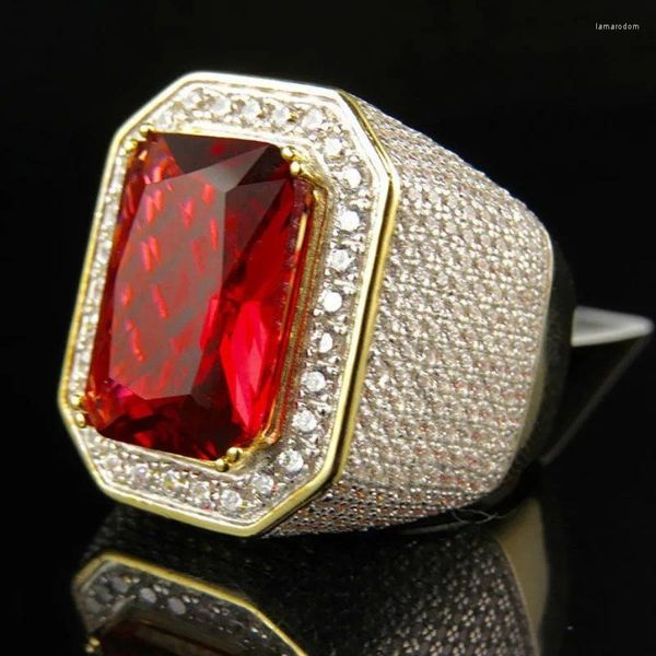 Anneaux de mariage ROMAD 2023 Haute Qualité Bijoux En Gros Promotion Rouge Grosse Pierre Or Couleur Hip Hop Bling Hommes Micro Pave Bague Anillo Hombre