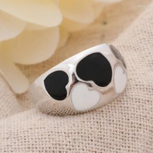 Anneaux de mariage romantique noir blanc résine amour coeur platine plaqué dames bijoux en gros pour les femmes pas de décoloration