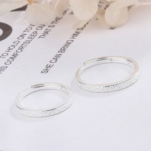 Anillos de boda S925 Plata de ley Pequeño Anillo liso Anillo de pareja Moda Patrón de piedra para hombres y mujeres Anillo de par abierto esmerilado Pieza de mano 231214