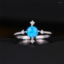 Fedi nuziali Anello opale rotondo bianco blu femminile semplice Colore argento alla moda per le donne Gioielli di fidanzamento con croce di cristallo delicato