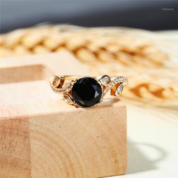 Trouwringen Trendy vrouwelijke zwarte kristallen stenen ring luxe gele goud kleurbetrokkenheid sierlijke bruidsronde voor dames1