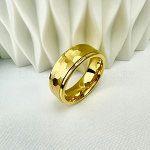 Trouwringen Wolfraam Bruiloft Goudkleurige Ring voor Mannen Wemen 8mm 6mm Getrapte randen Veelzijdige gehamerde zwarte band Geborstelde afwerking Comfort Fit 230922