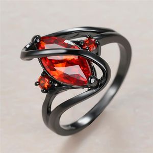 Anneaux De Mariage Vintage Femme Rouge Cristal Pierre Anneau Classique 14KT Or Noir Pour Les Femmes De Luxe Mariée Feuille Zircon Bague De Fiançailles De Mariage