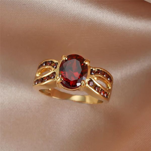 Anillos de boda Vintage Hembra Red Crystal Charm Color de oro Grande para mujeres Anillo de compromiso de piedra ovalada de circón