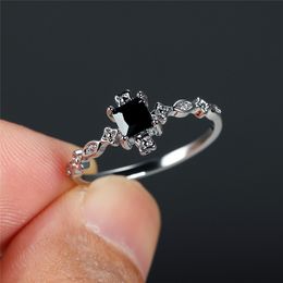 Anillos de boda Vintage para hombre y mujer, anillo de circón negro, cristal cuadrado, piedra pequeña, compromiso de Color plateado a la moda para mujeres y hombres 230714