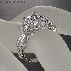 Bagues de mariage Vintage Three Stone Lab Diamond Ring 925 Sterling Silver Bijou Bague de fiançailles de mariage Charm Party Bijoux pour hommes Z230711