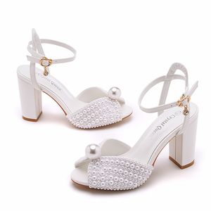 Chaussures de mariage pour la mariée Bridesmaid Femmes Peep Toe Blanc Beige Pu Sandales avec imitation Perle Bloc talon