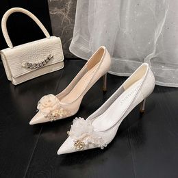Chaussures de mariage fille 2024 Nouvelles chaussures de mariée blanche française Mesh Fleur Robe de mariée principale