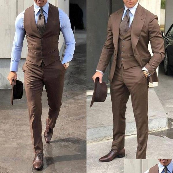 Tuxedos de mariage Classy British Groom Wear Costumes pour hommes Slim Fit Peaked Revers Prom Man Groomsmen Blazer Designs Veste Pantalon Cravate Gilet D Dhbqa